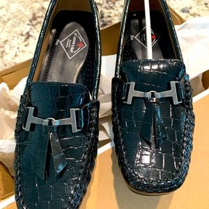 NWT ST JOHN’S BAY Women’s Loafers 7 1/2 M